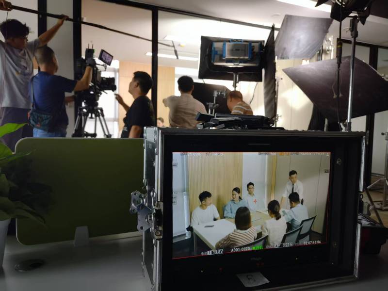 鼎湖区TVC拍摄公司：科技产品视觉化大师，诠释未来感与功能美学